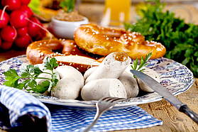 Fest-Paket mit Weißwurst und Brezeln Feiern Sie in unserer Eventhütte im Luther-Hotel Ihr privates Oktoberfest!